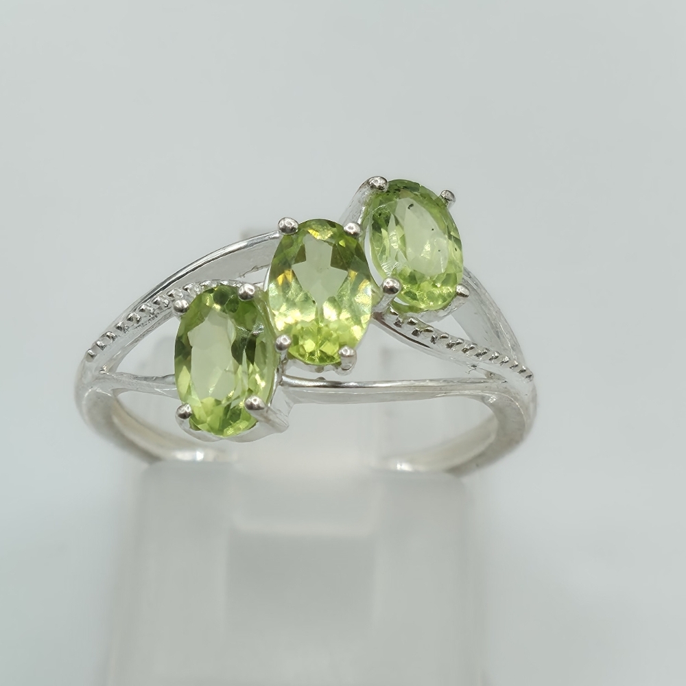 NWOT Genuine Peridot 3 Stone Ring in Sterling Silver 1.50 ctw